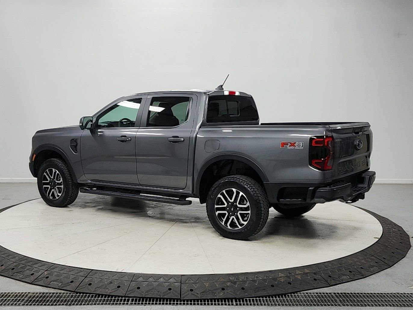 Used 2025 Ford Ranger Lariat w/ FX4 Off-Road Package AWD/4WD image 5