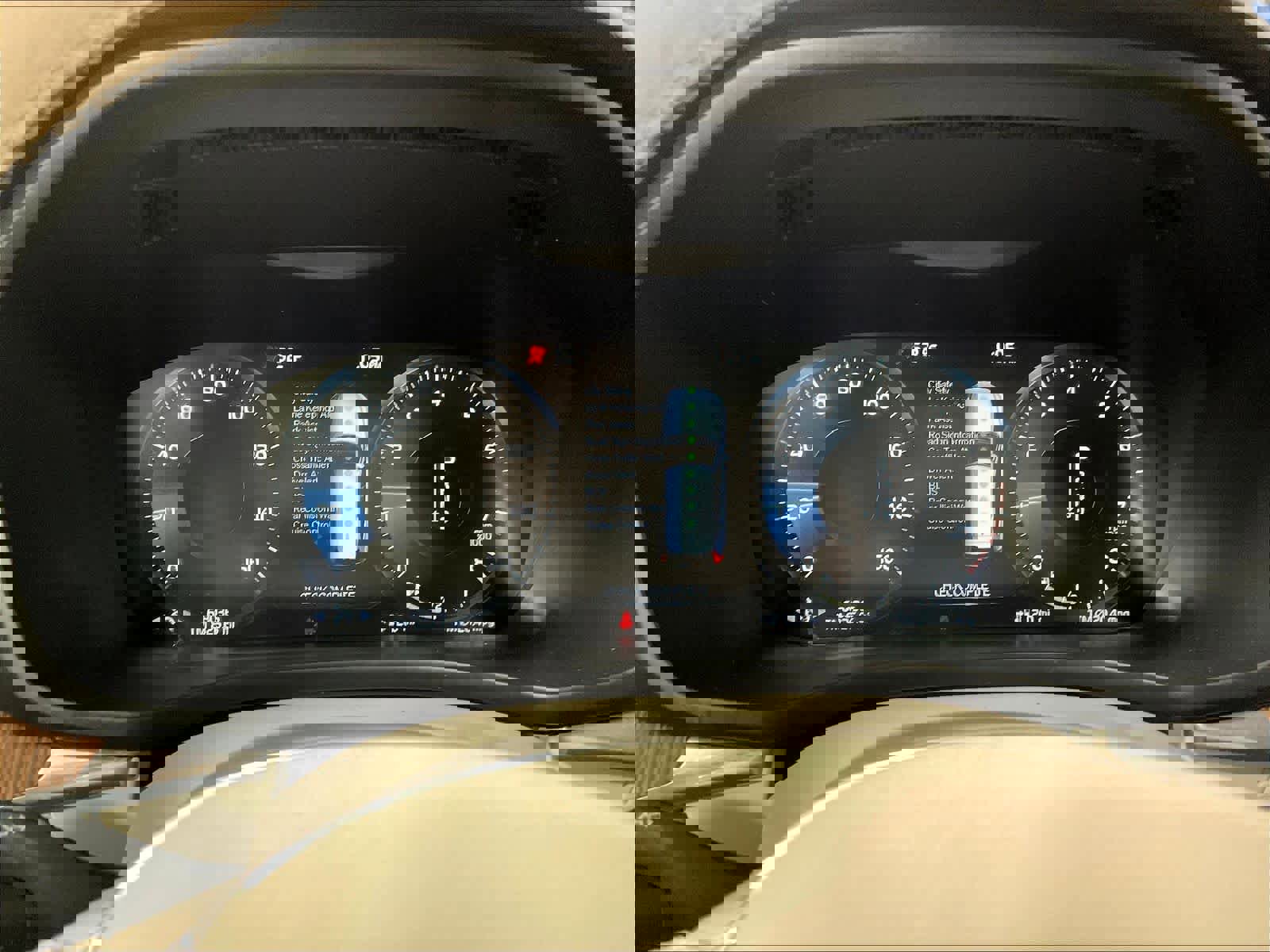 Used 2019 Volvo XC60 T6 Momentum w/ Multimedia Package image 24