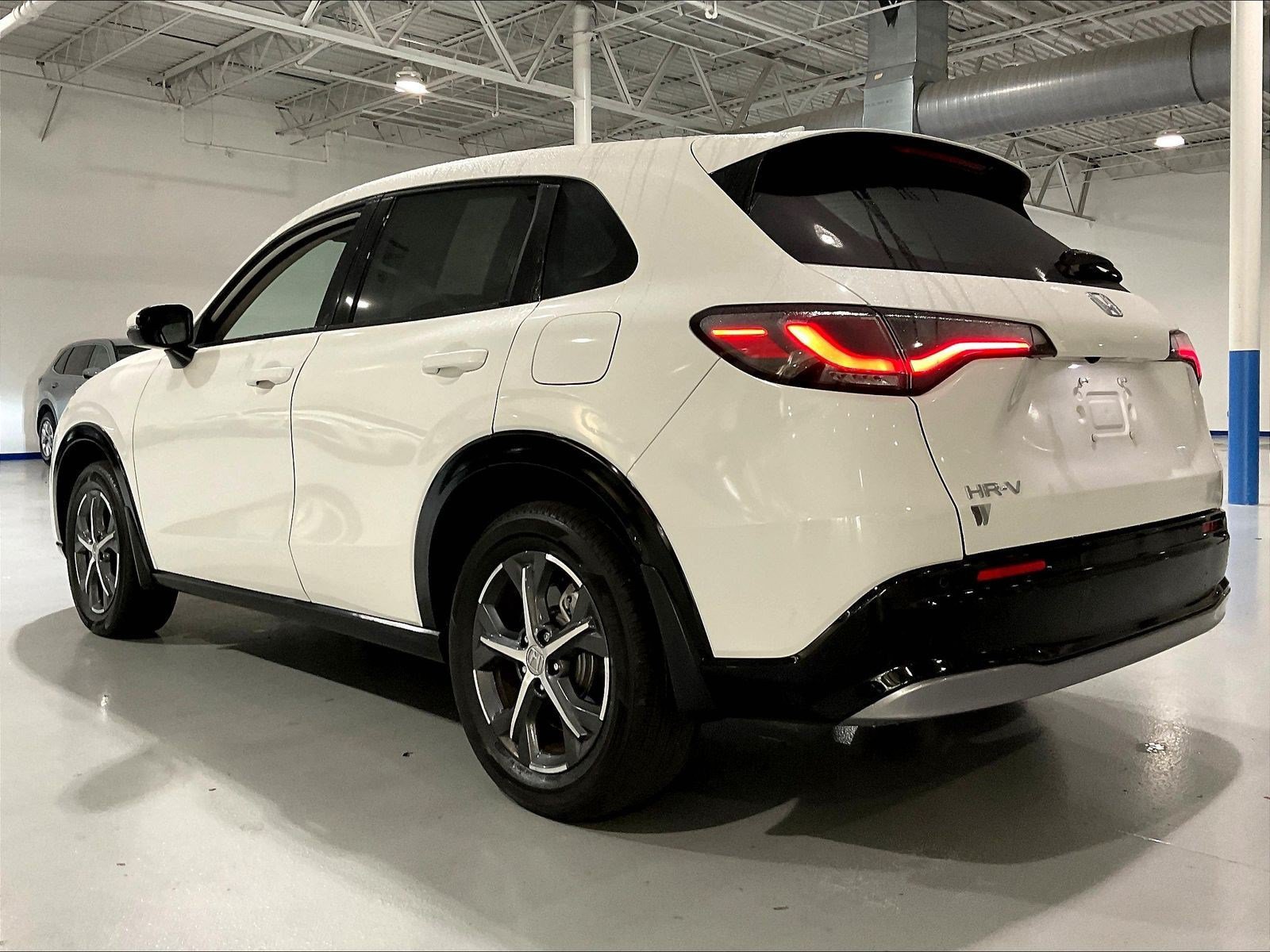 Used 2025 Honda HR-V EX-L image 3
