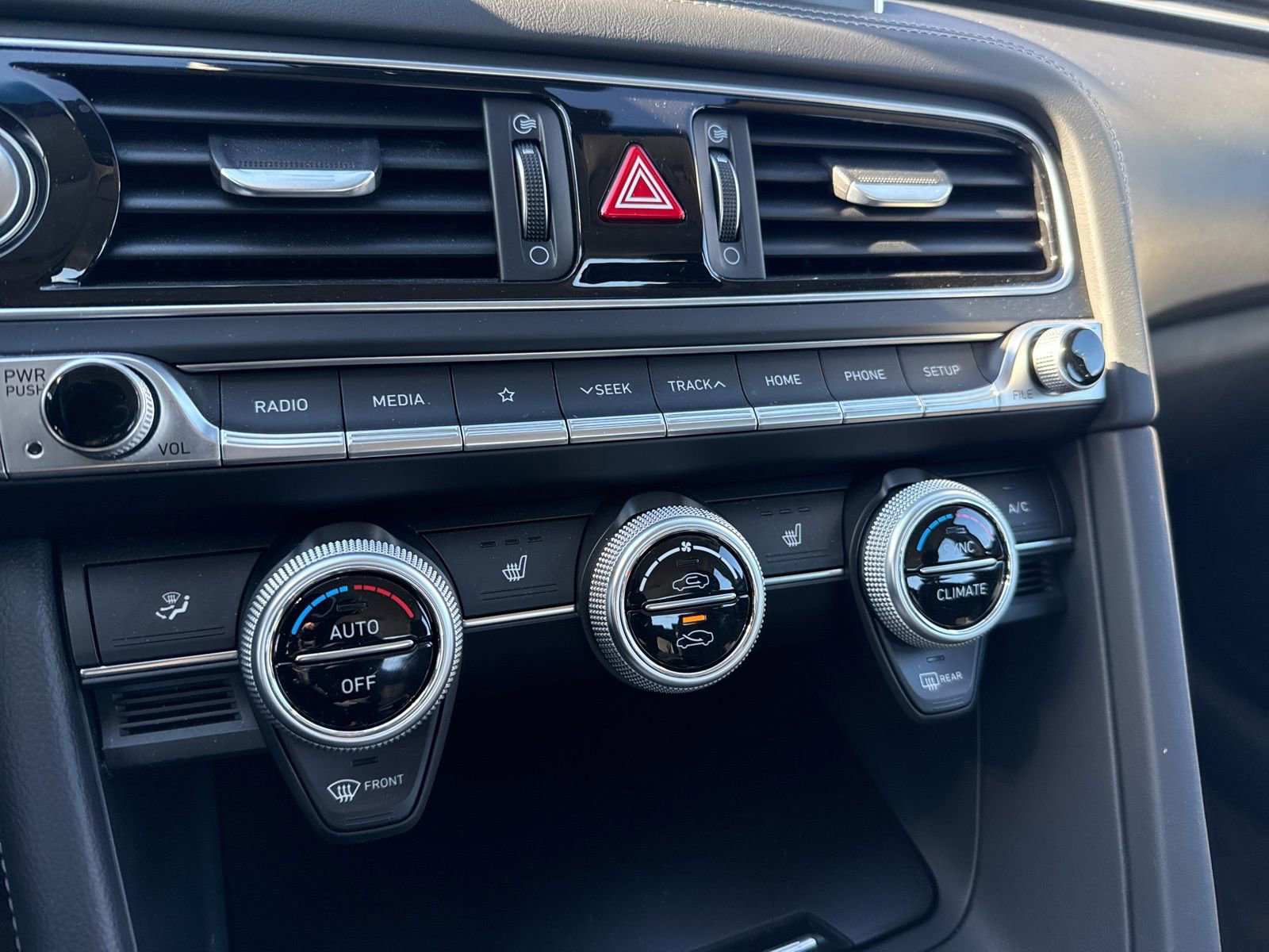 Used 2020 Genesis G70 2.0T image 20