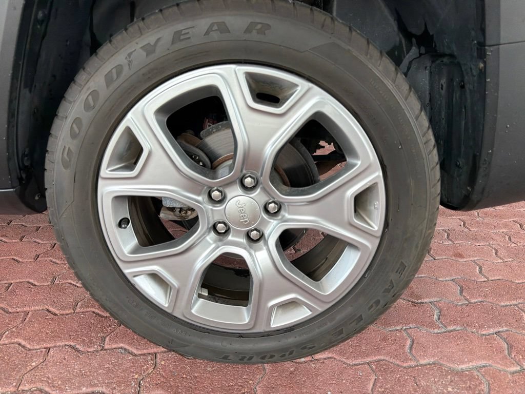 Used 2019 Jeep Renegade Latitude w/ Cold Weather Group AWD/4WD image 18