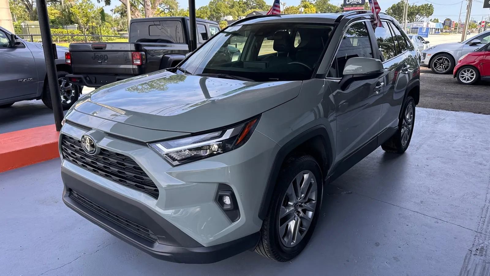 Used 2023 Toyota RAV4 XLE Premium image 1