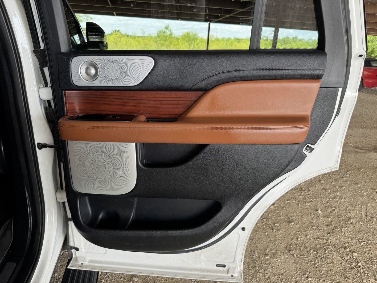Used 2021 Lincoln Navigator Reserve w/ Luxury Package AWD/4WD image 39