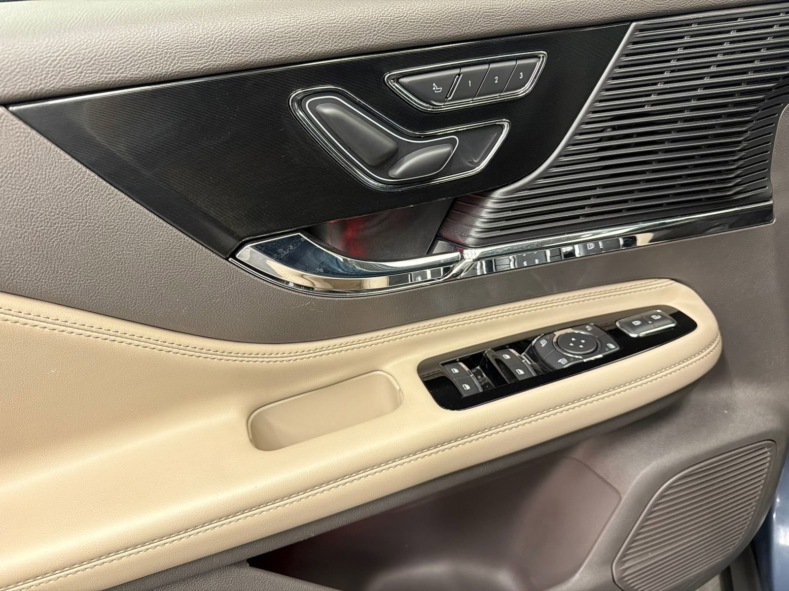 Used 2022 Lincoln Corsair AWD w/ Premium Package image 34