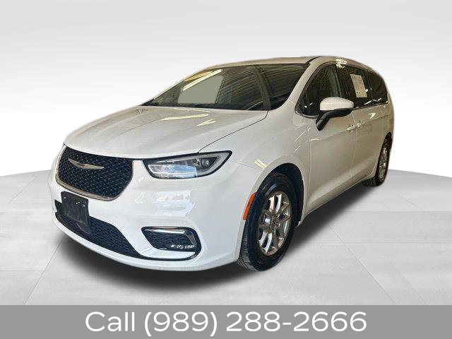 Used 2023 Chrysler Pacifica Touring-L FWD image 3