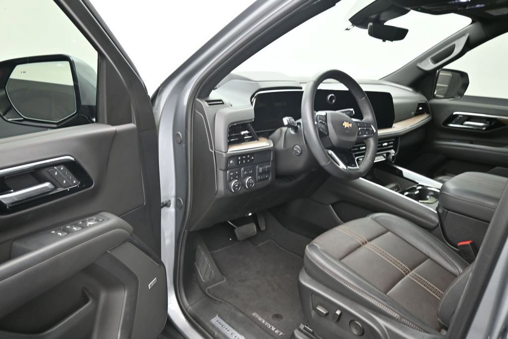 Used 2025 Chevrolet Suburban High Country AWD/4WD image 10