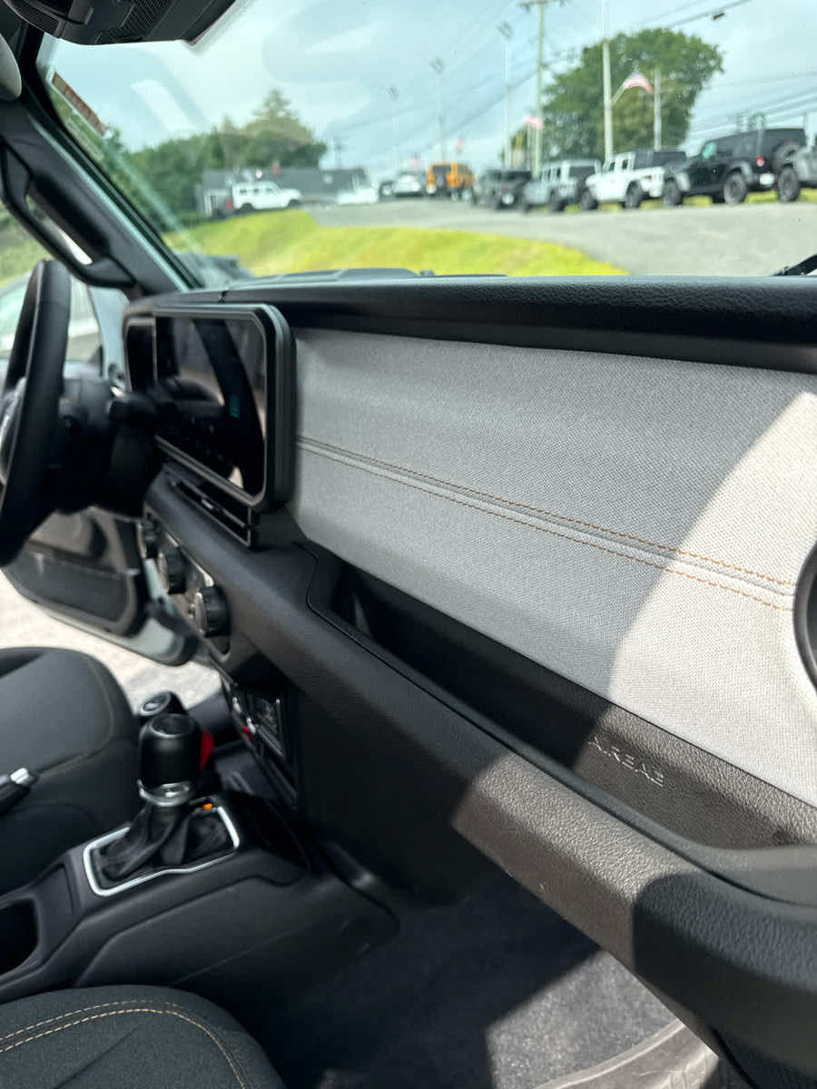 Used 2024 Jeep Wrangler Unlimited AWD/4WD image 18