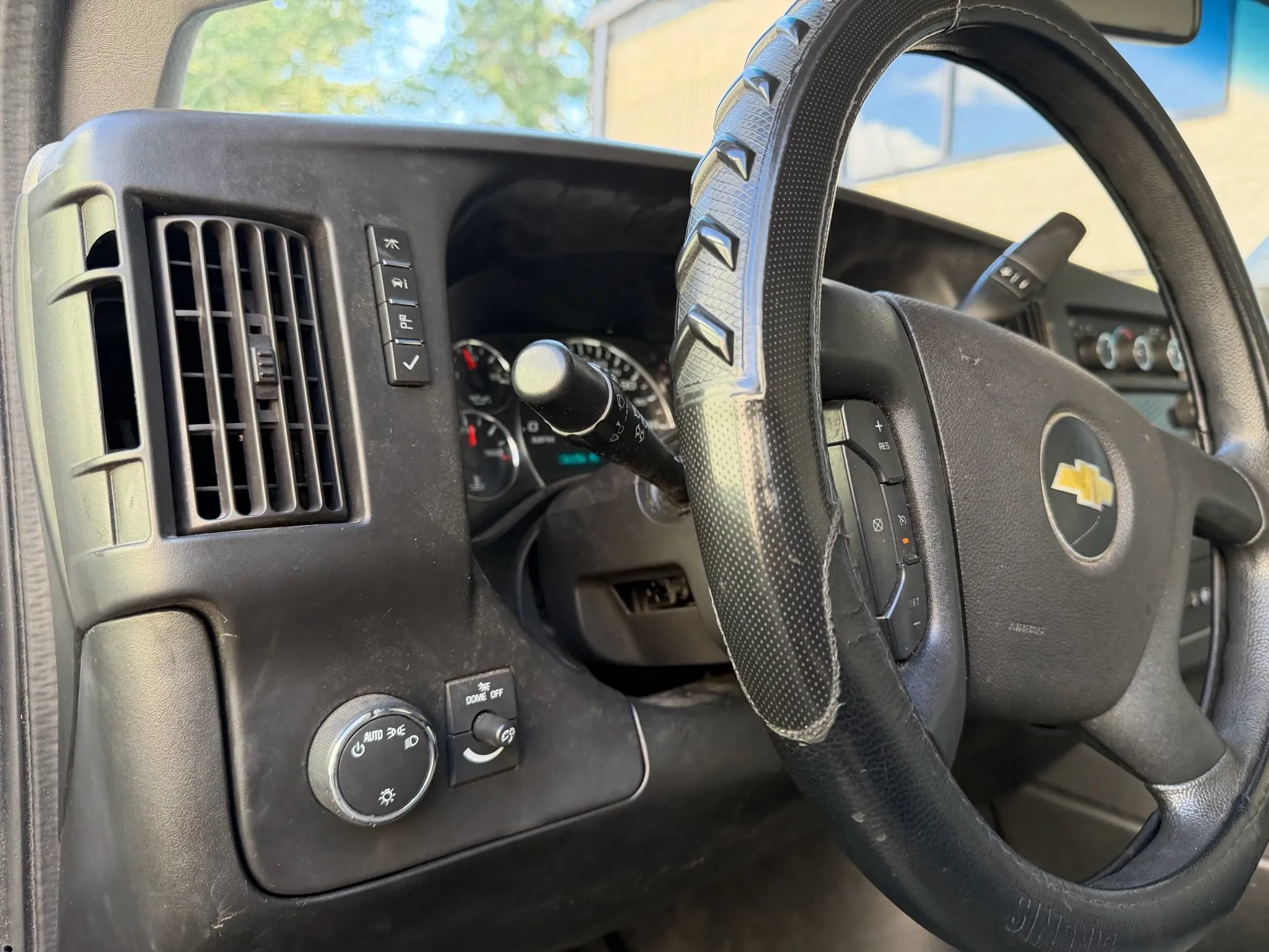 Used 2019 Chevrolet Express 3500 w/ Driver Convenience Package RWD image 14