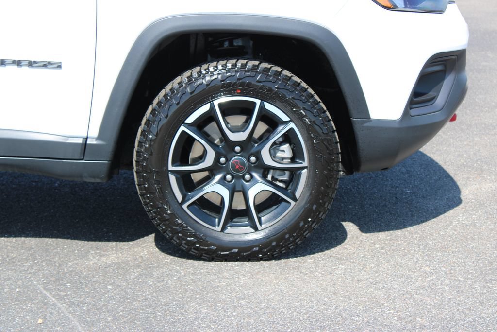 Used 2025 Jeep Compass Trailhawk AWD/4WD image 12