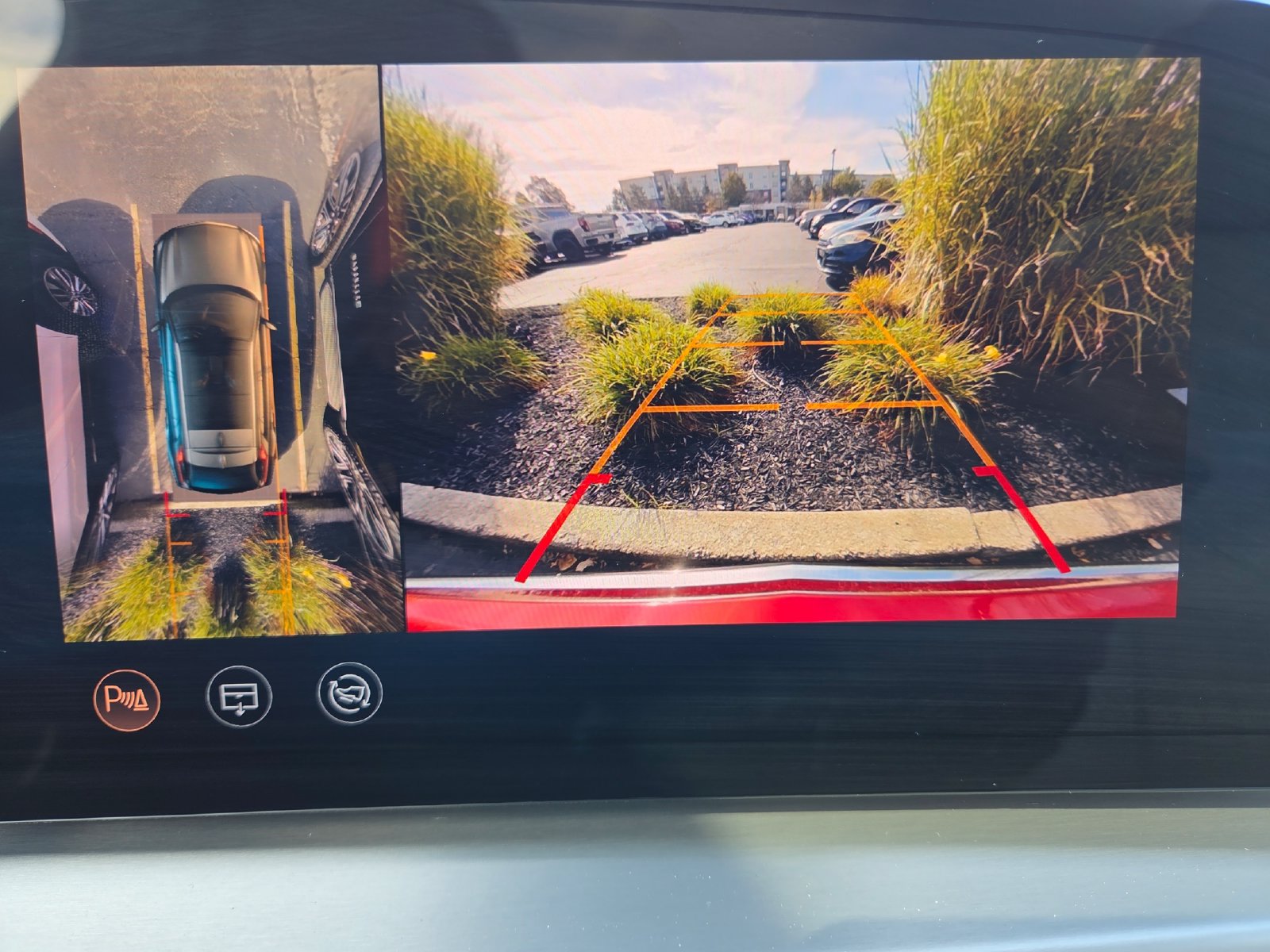Certified 2024 Cadillac Lyriq Luxury AWD/4WD image 4
