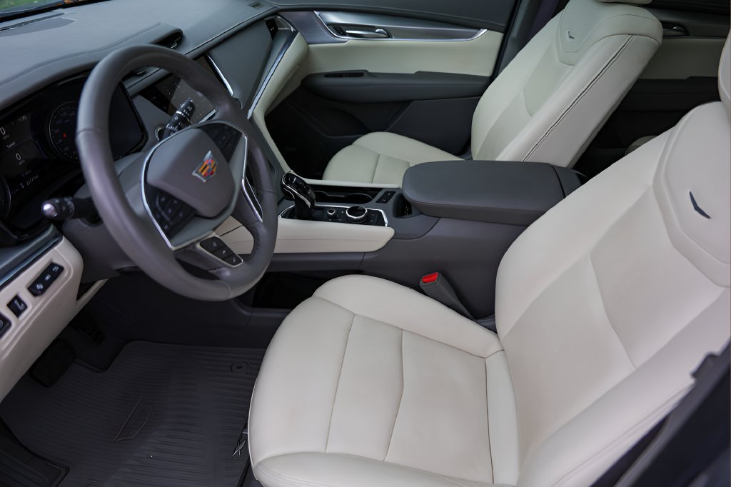 Used 2024 Cadillac XT5 Premium Luxury w/ Technology Package FWD image 9