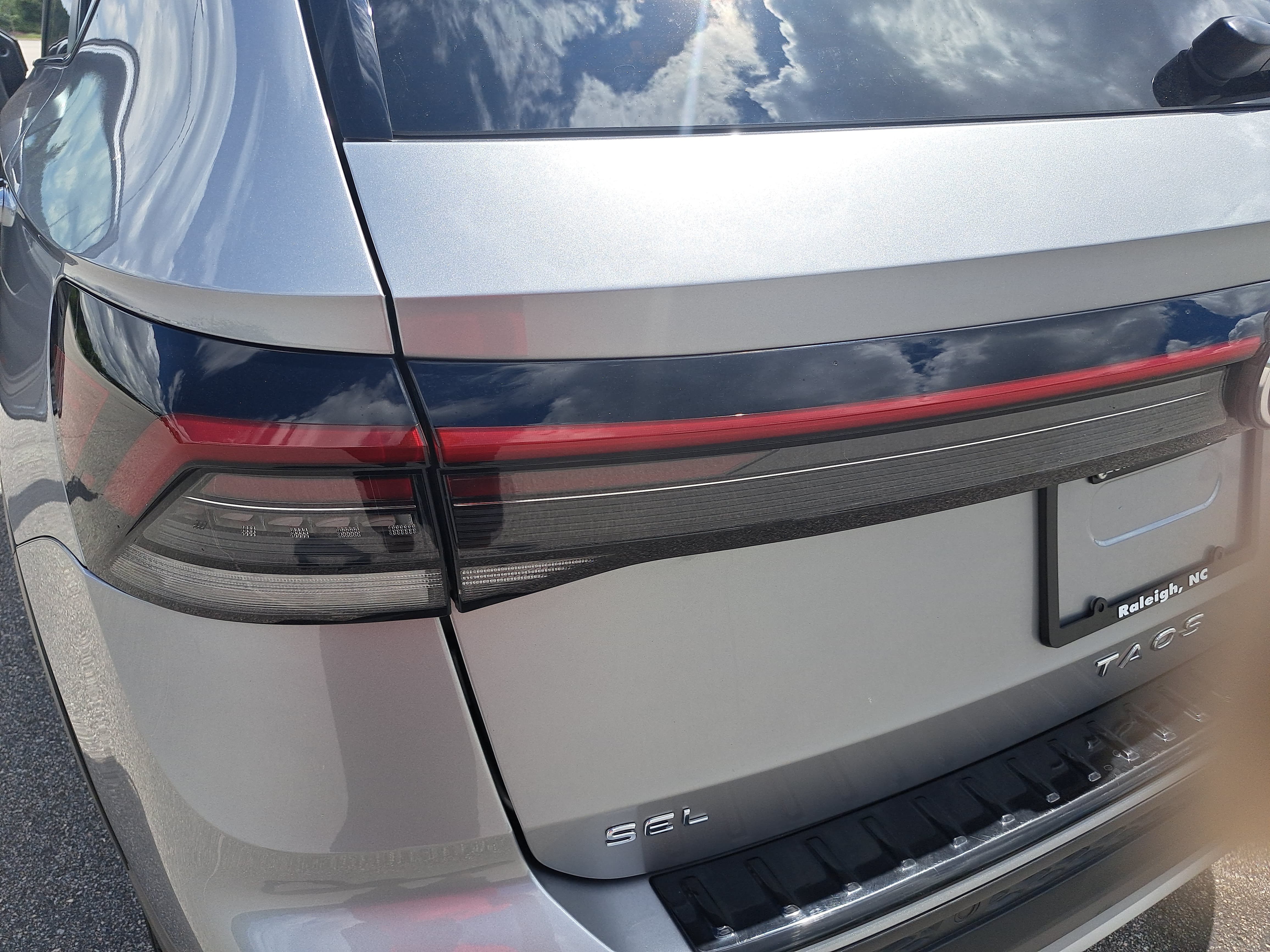 Used 2025 Volkswagen Taos SEL AWD/4WD image 35