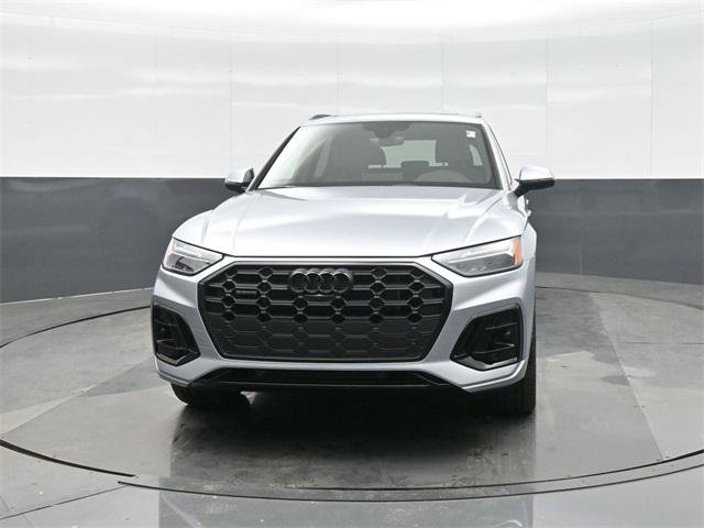Used 2024 Audi Q5 e Premium Plus w/ Premium Plus Package image 2