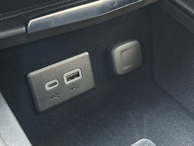 Used 2024 Cadillac XT4 Luxury w/ Cold Weather Package FWD image 21