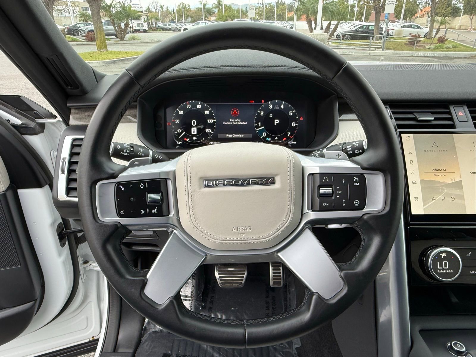 Used 2023 Land Rover Discovery Metropolitan Edition image 24