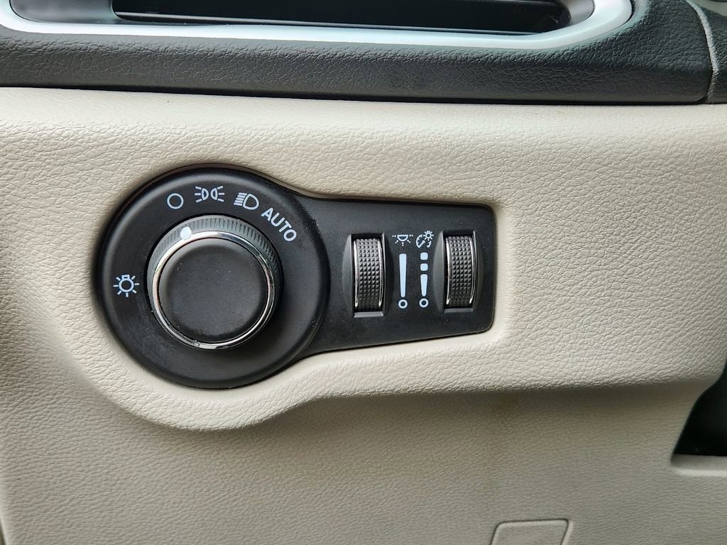 Used 2023 Chrysler Voyager LX FWD image 23