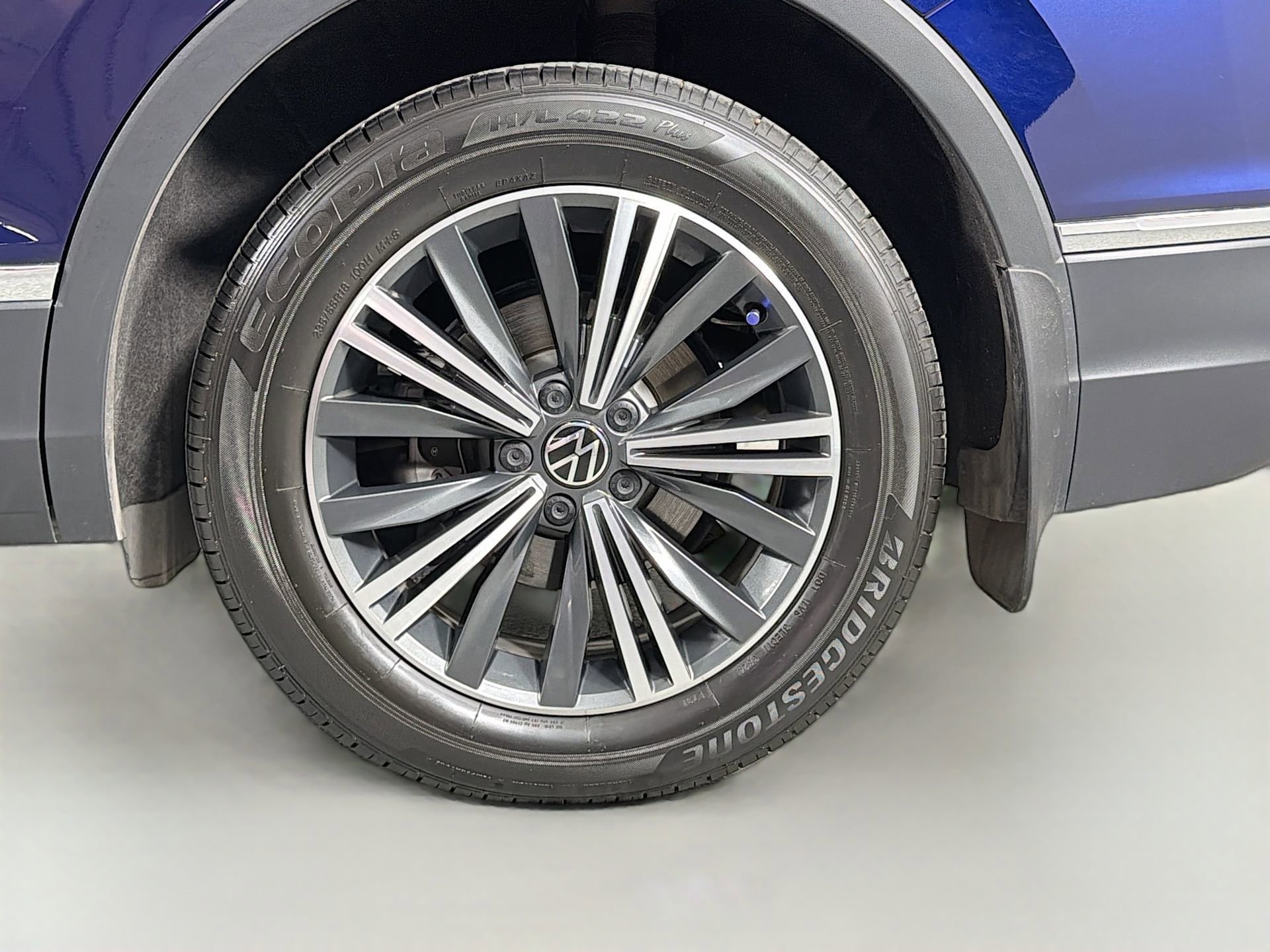 Used 2024 Volkswagen Tiguan Wolfsburg Edition image 32