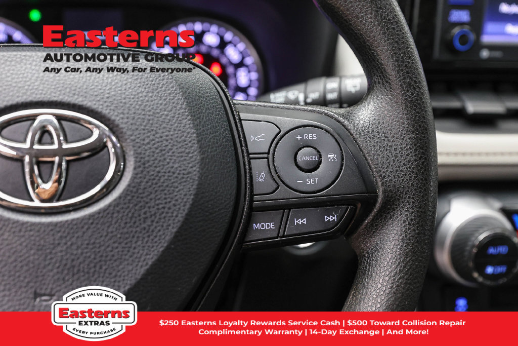 Used 2022 Toyota RAV4 XLE AWD/4WD image 17
