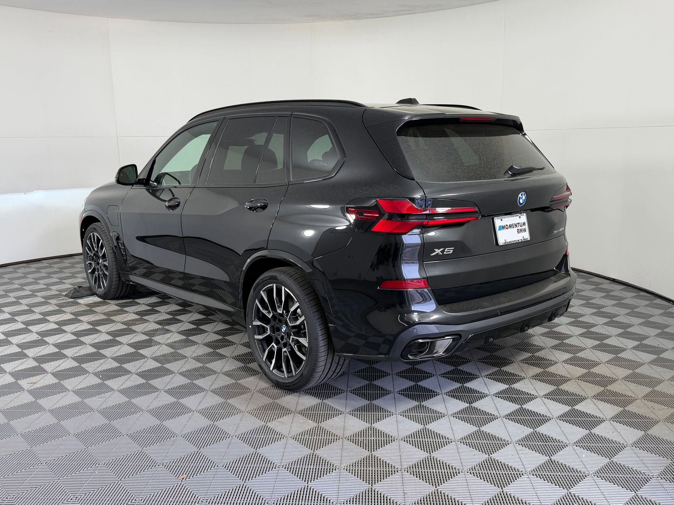 New 2026 BMW X5 xDrive50e w/ Executive Package image 3