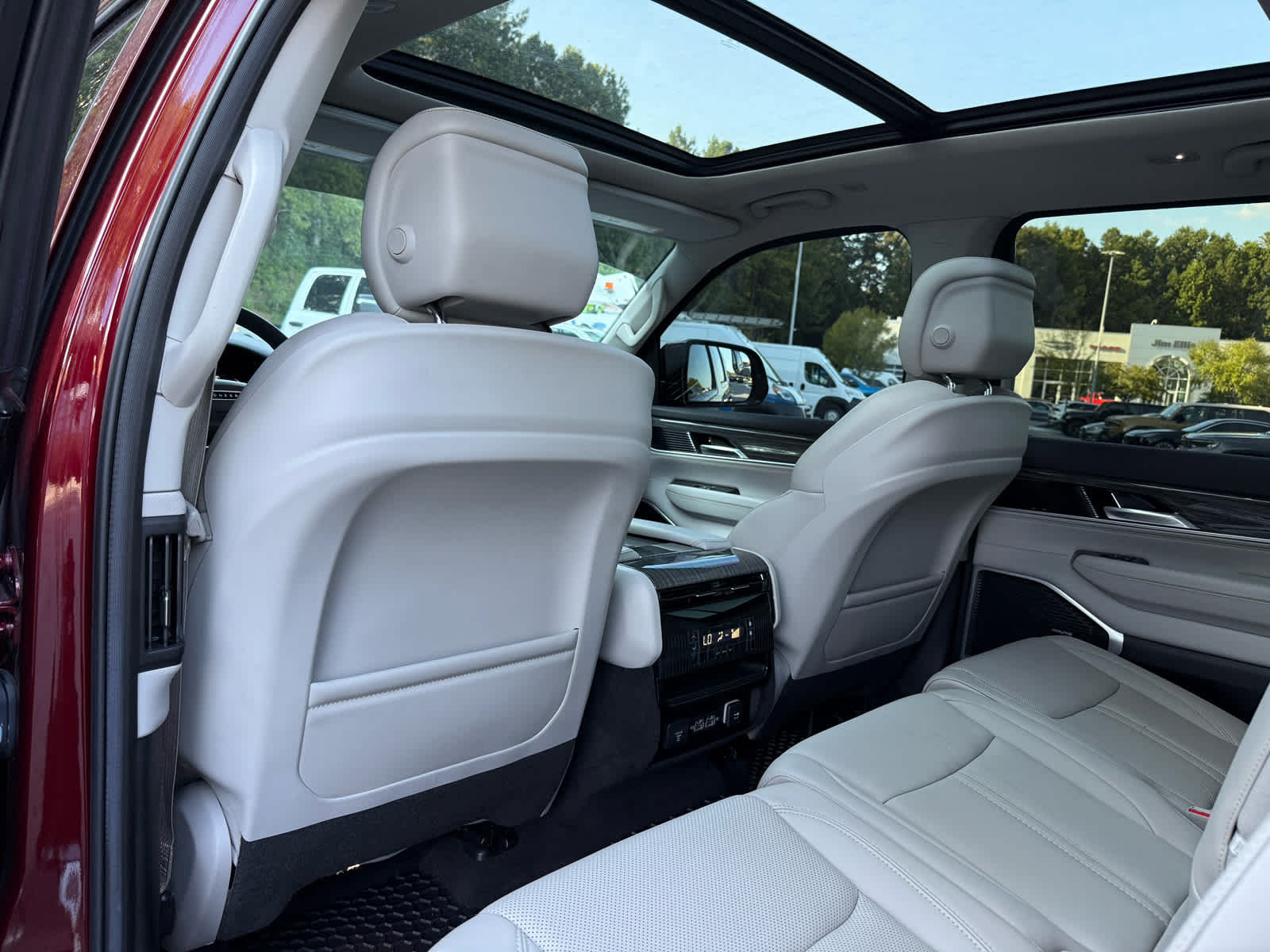 Used 2022 Jeep Wagoneer Series II w/ Premium Group I AWD/4WD image 26
