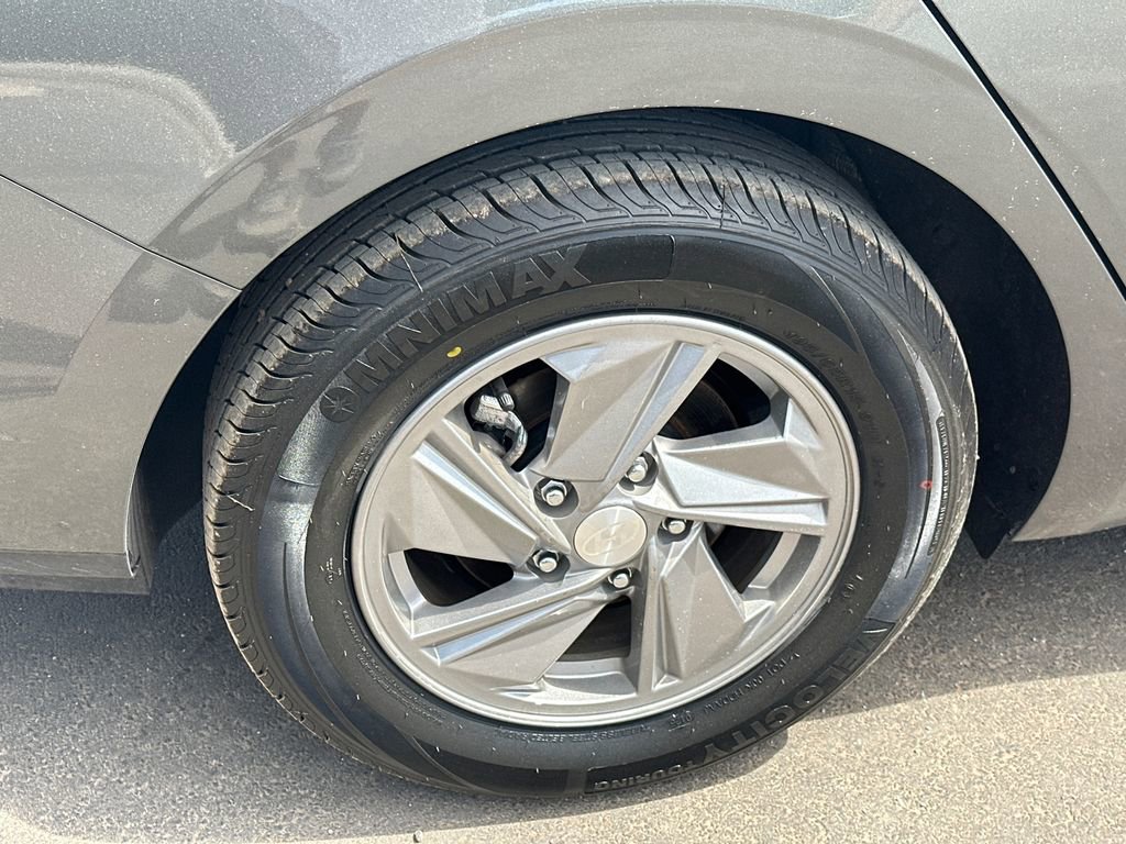 Used 2025 Hyundai Elantra SE FWD image 17