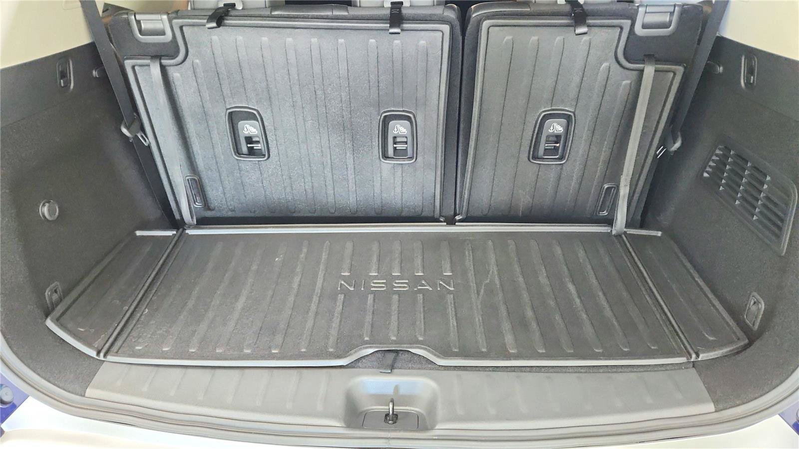 Used 2024 Nissan Pathfinder Platinum w/ Cargo Package FWD image 33