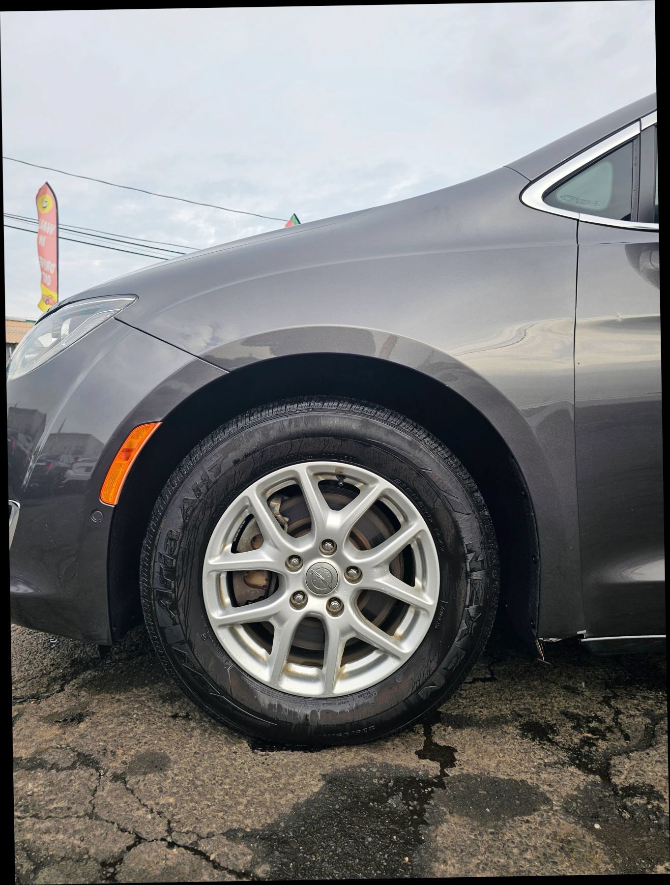 Used 2020 Chrysler Pacifica Touring w/ Advanced Safetytec Group FWD image 4