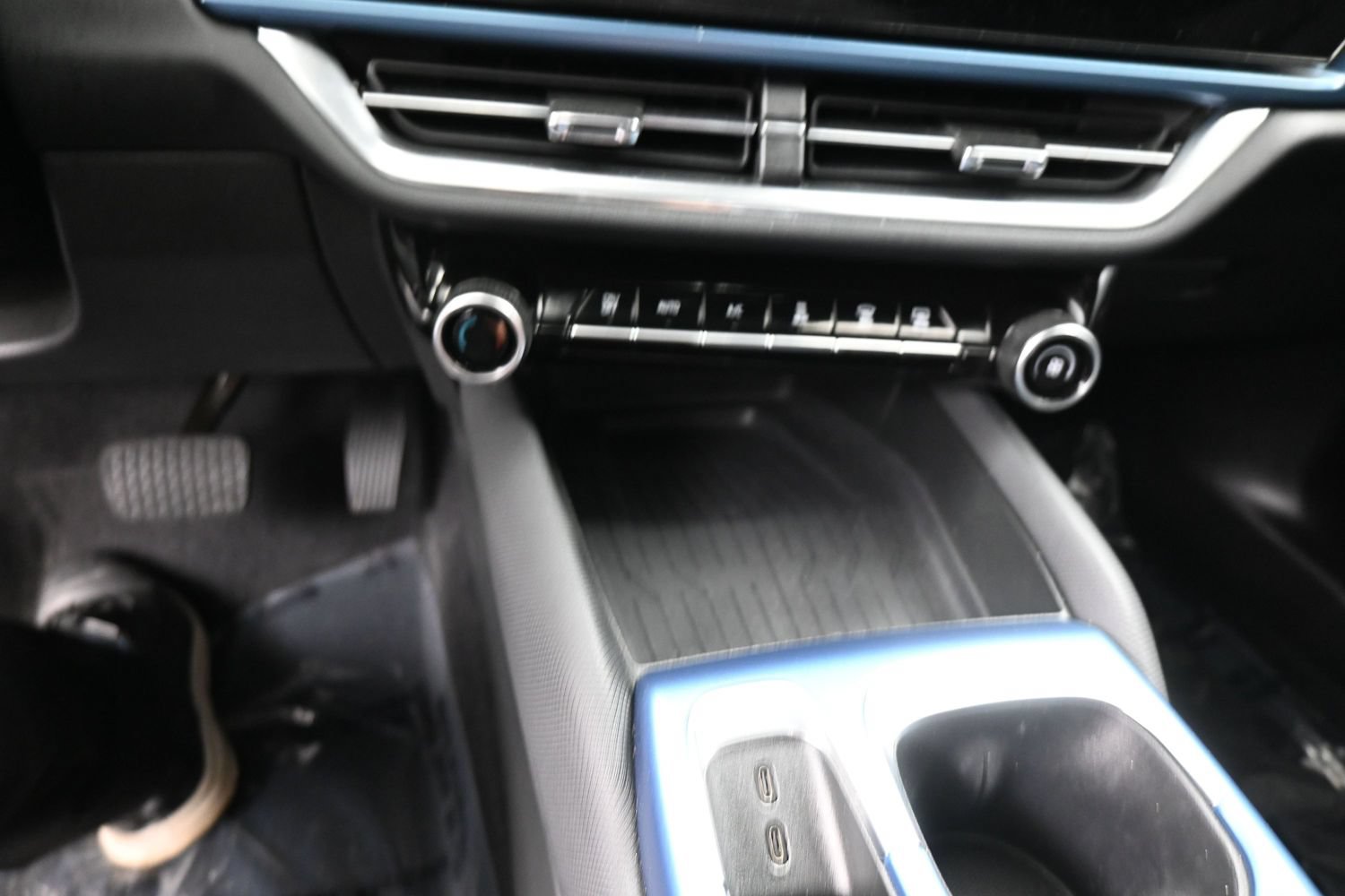 Used 2024 Chevrolet Equinox EV LT FWD image 14