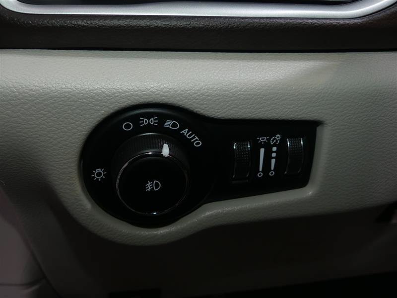 Used 2020 Chrysler Pacifica Touring-L w/ Tire & Wheel Group FWD image 29