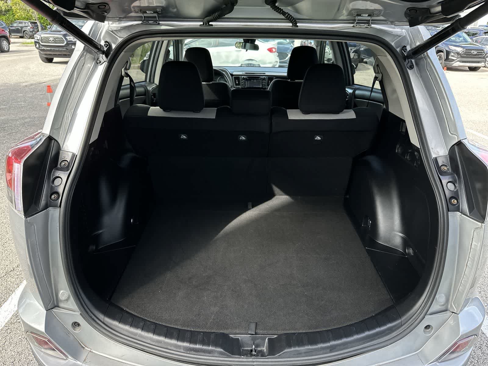 Used 2018 Toyota RAV4 XLE FWD image 16
