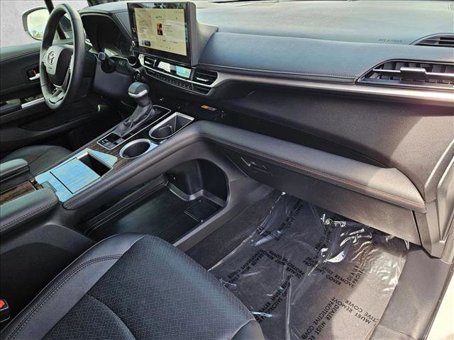 Used 2025 Toyota Sienna Limited image 22