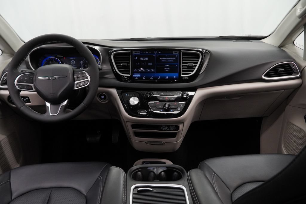 Certified 2024 Chrysler Pacifica Touring-L FWD image 30