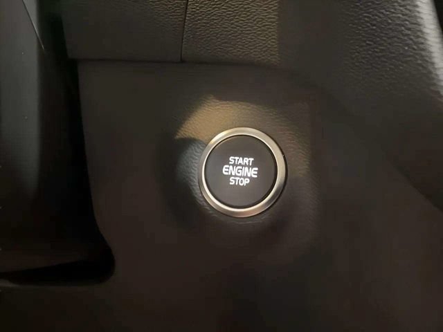 Used 2025 Volvo XC40 B5 Plus AWD/4WD image 38