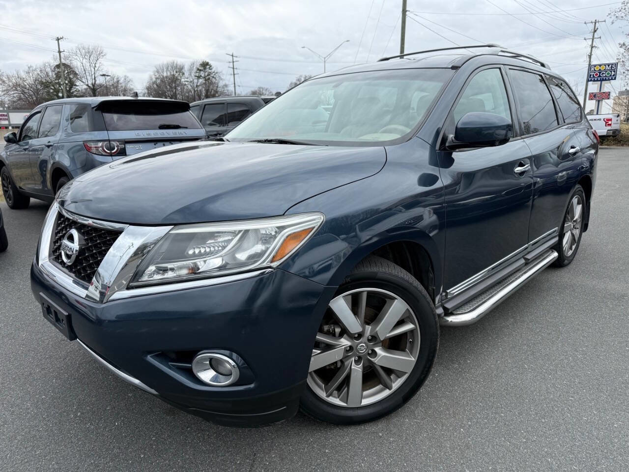 Used 2013 Nissan Pathfinder FWD image 1