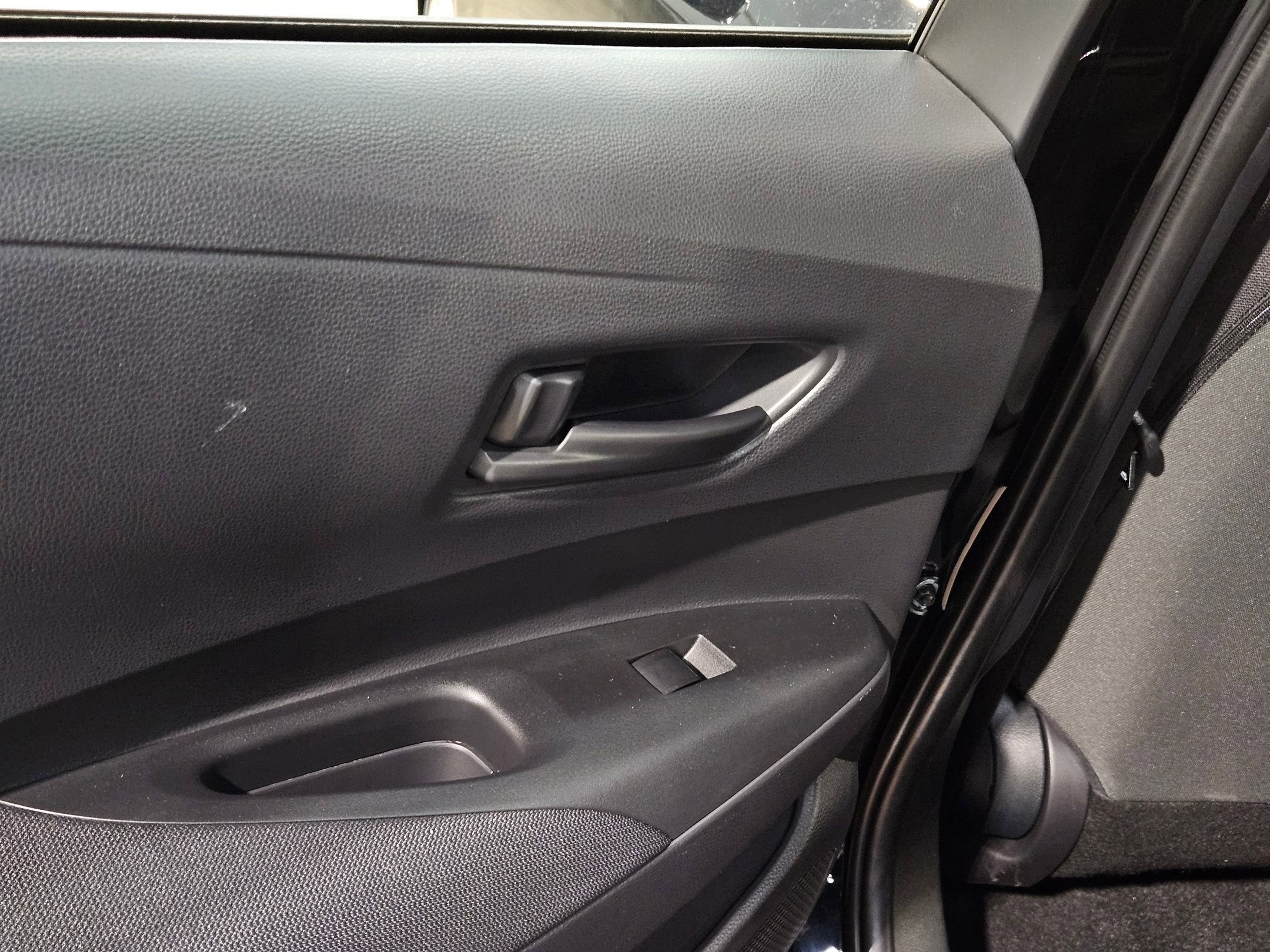 Used 2025 Toyota Corolla LE image 33