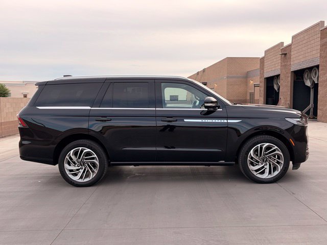 Used 2025 Lincoln Navigator Reserve AWD/4WD image 8