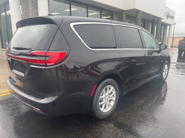 New 2026 Chrysler Pacifica Select image 3