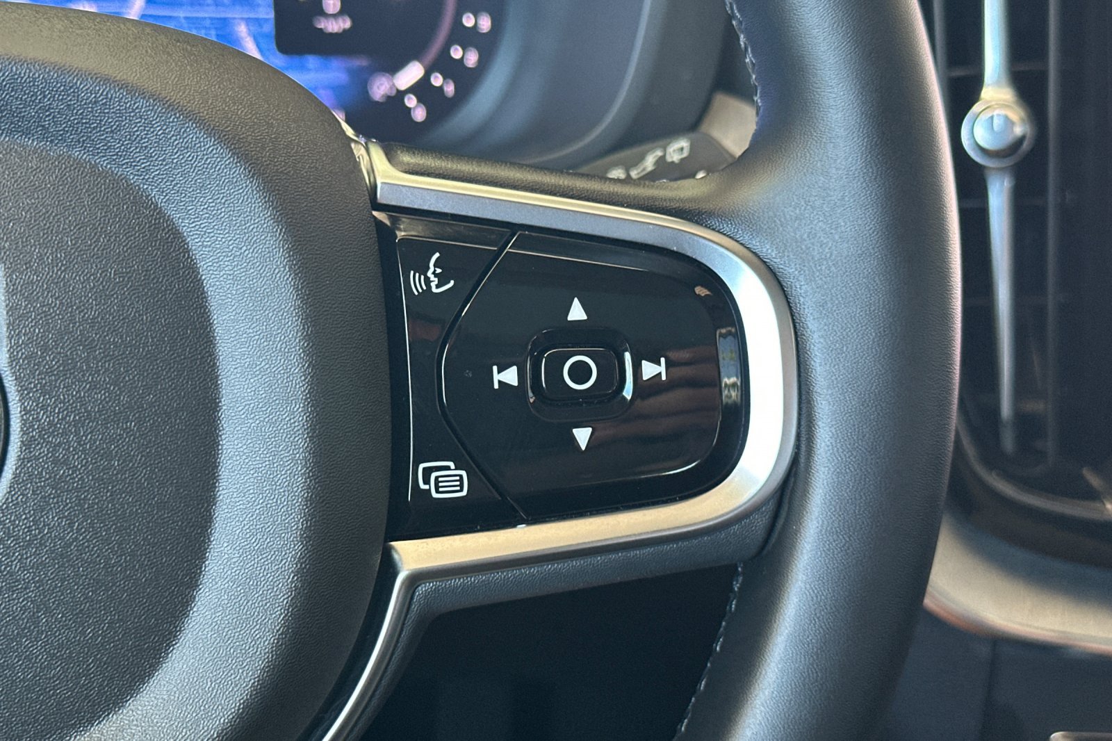 Certified 2025 Volvo XC60 B5 Plus AWD/4WD image 30