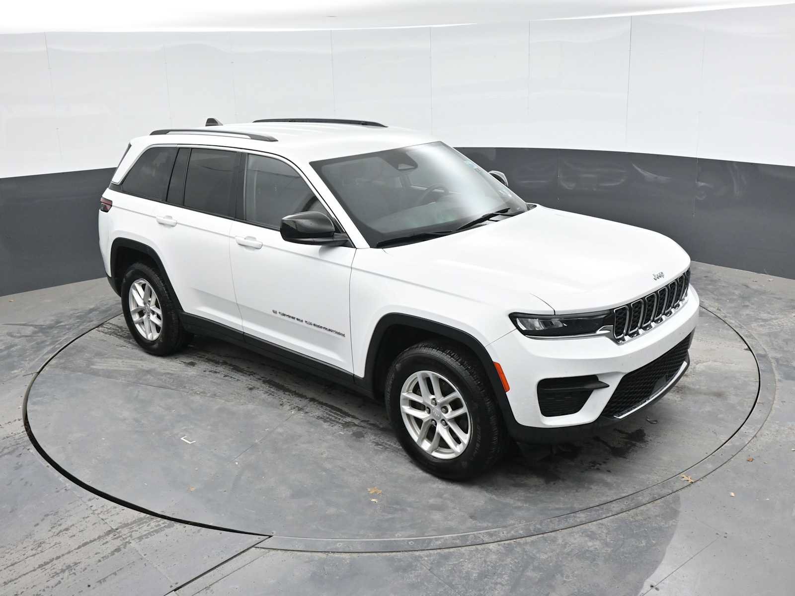 Used 2023 Jeep Grand Cherokee Laredo AWD/4WD image 18