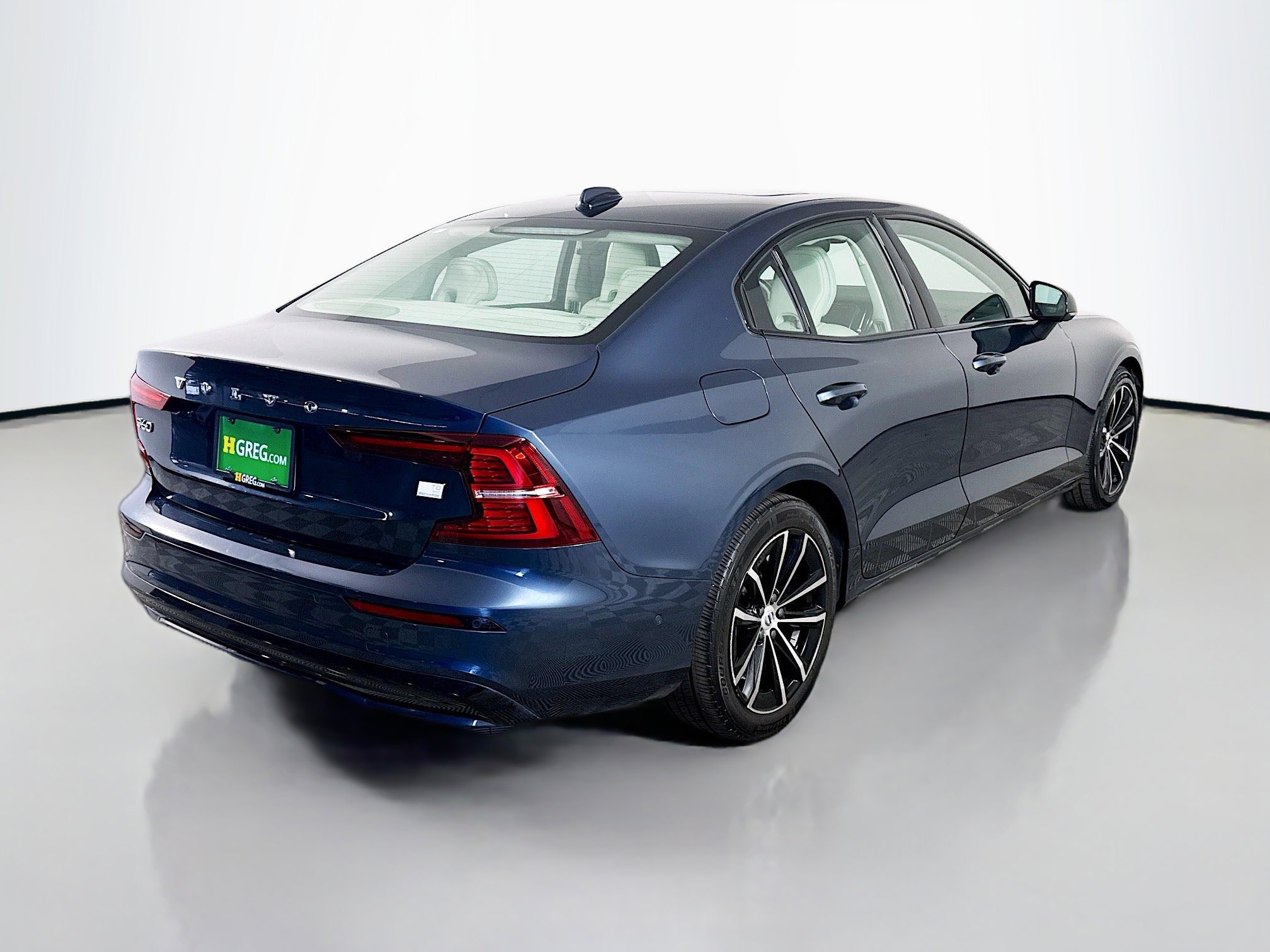 Used 2023 Volvo S60 T8 Plus image 10