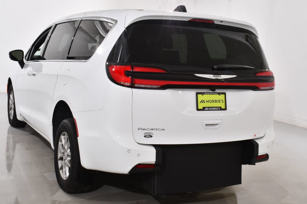 Used 2026 Chrysler Pacifica Select FWD image 15