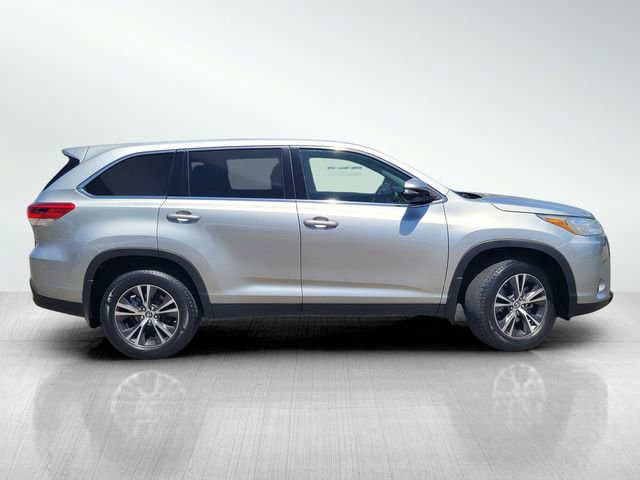 Used 2019 Toyota Highlander LE AWD/4WD image 3