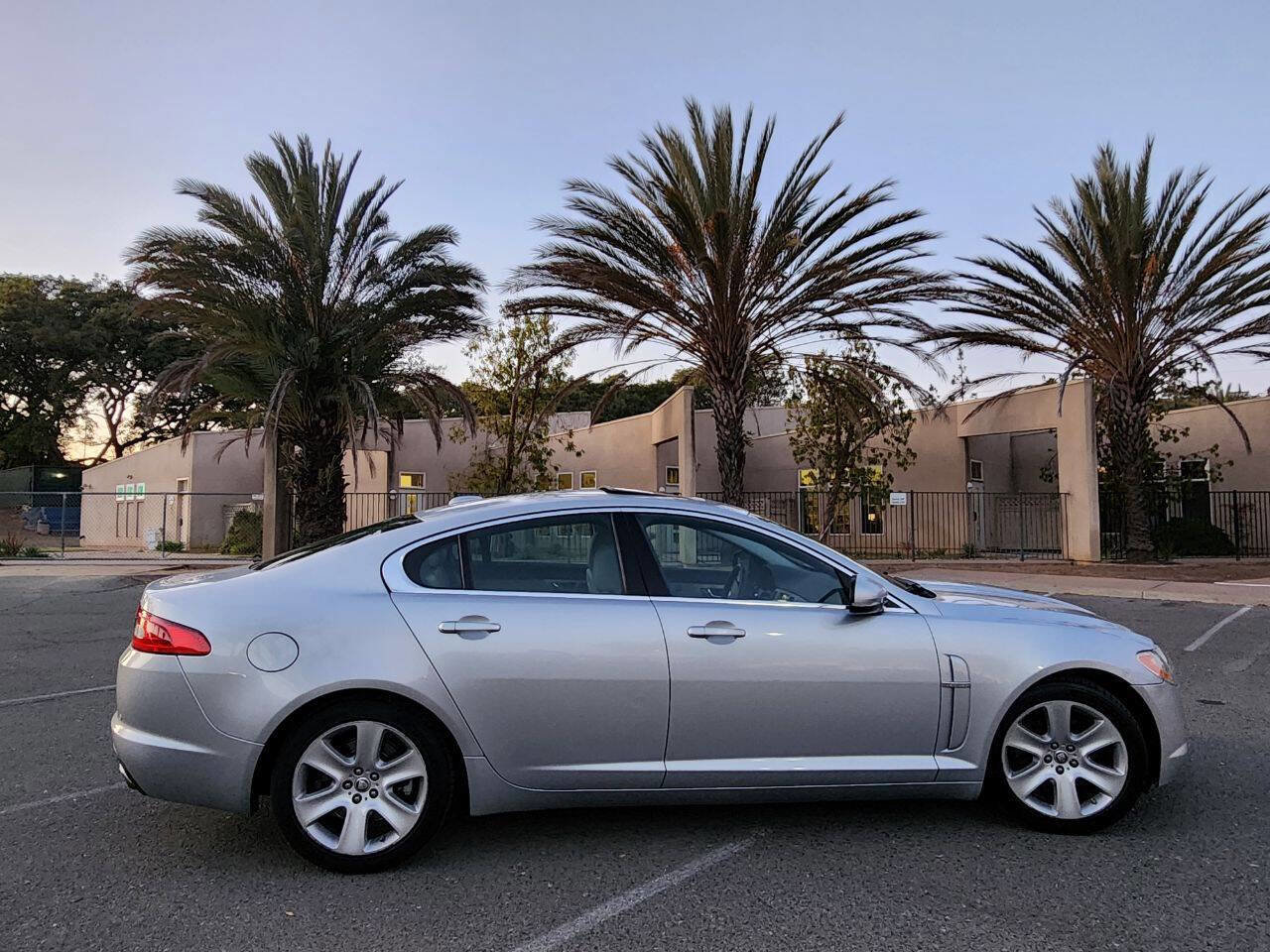 Used 2010 Jaguar XF Luxury image 5