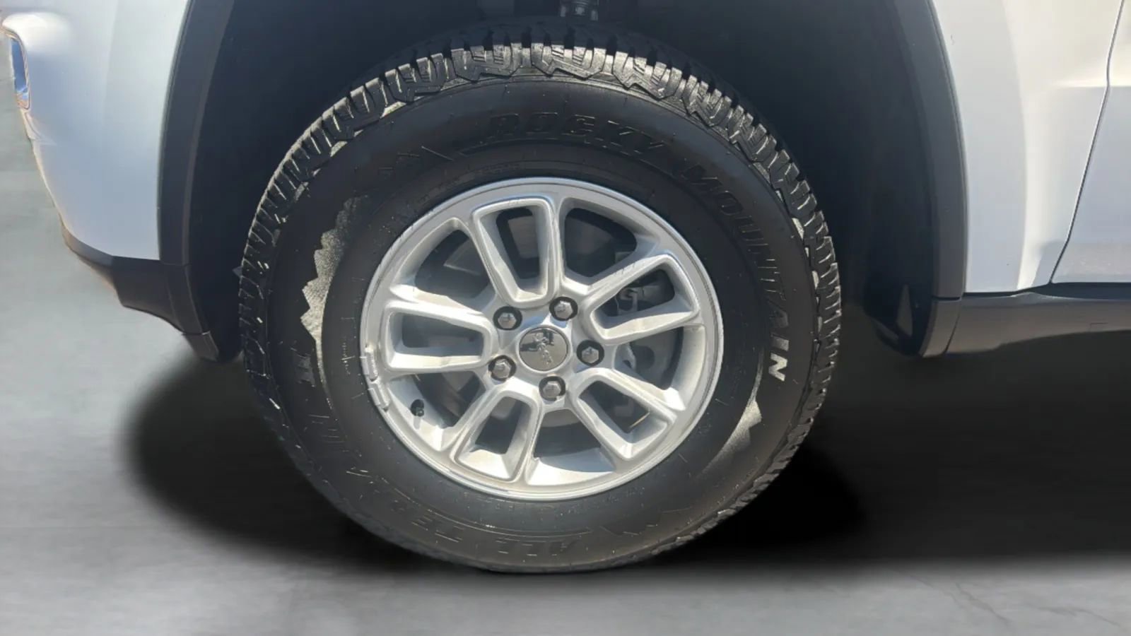 Used 2020 Jeep Grand Cherokee Laredo RWD image 31