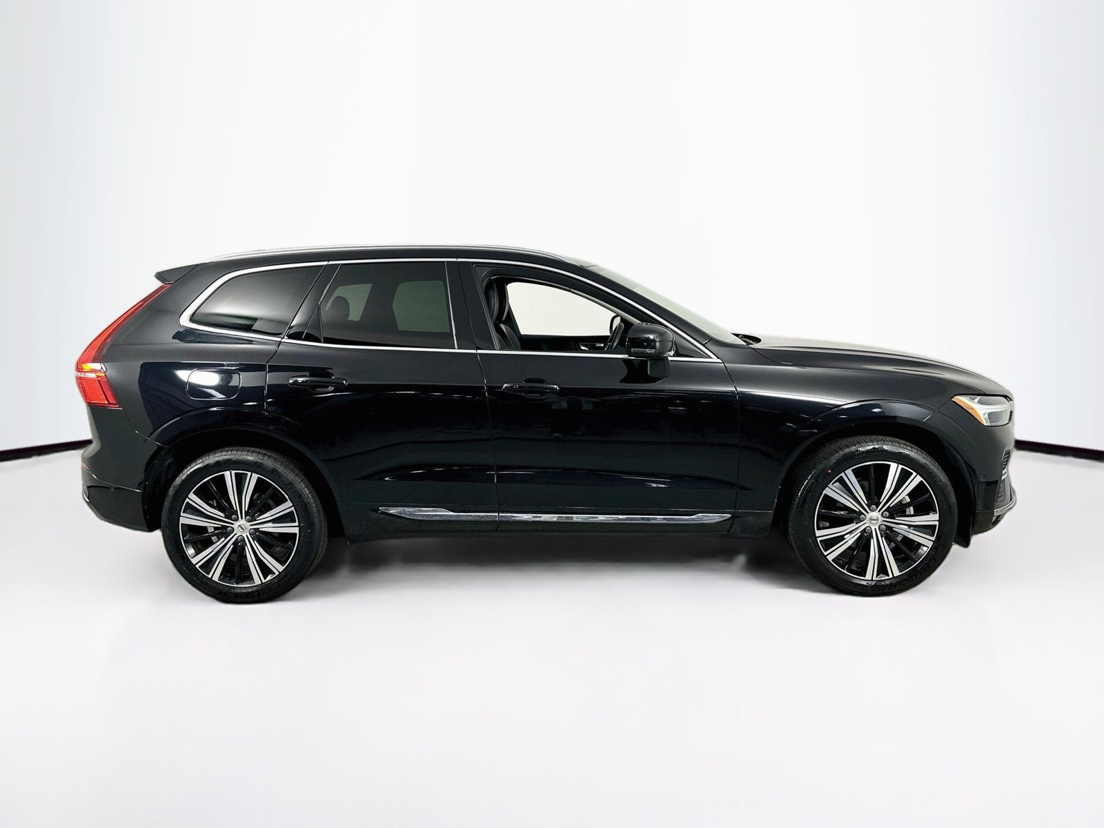 Used 2023 Volvo XC60 B5 Plus w/ Protection Package Premier AWD/4WD image 4