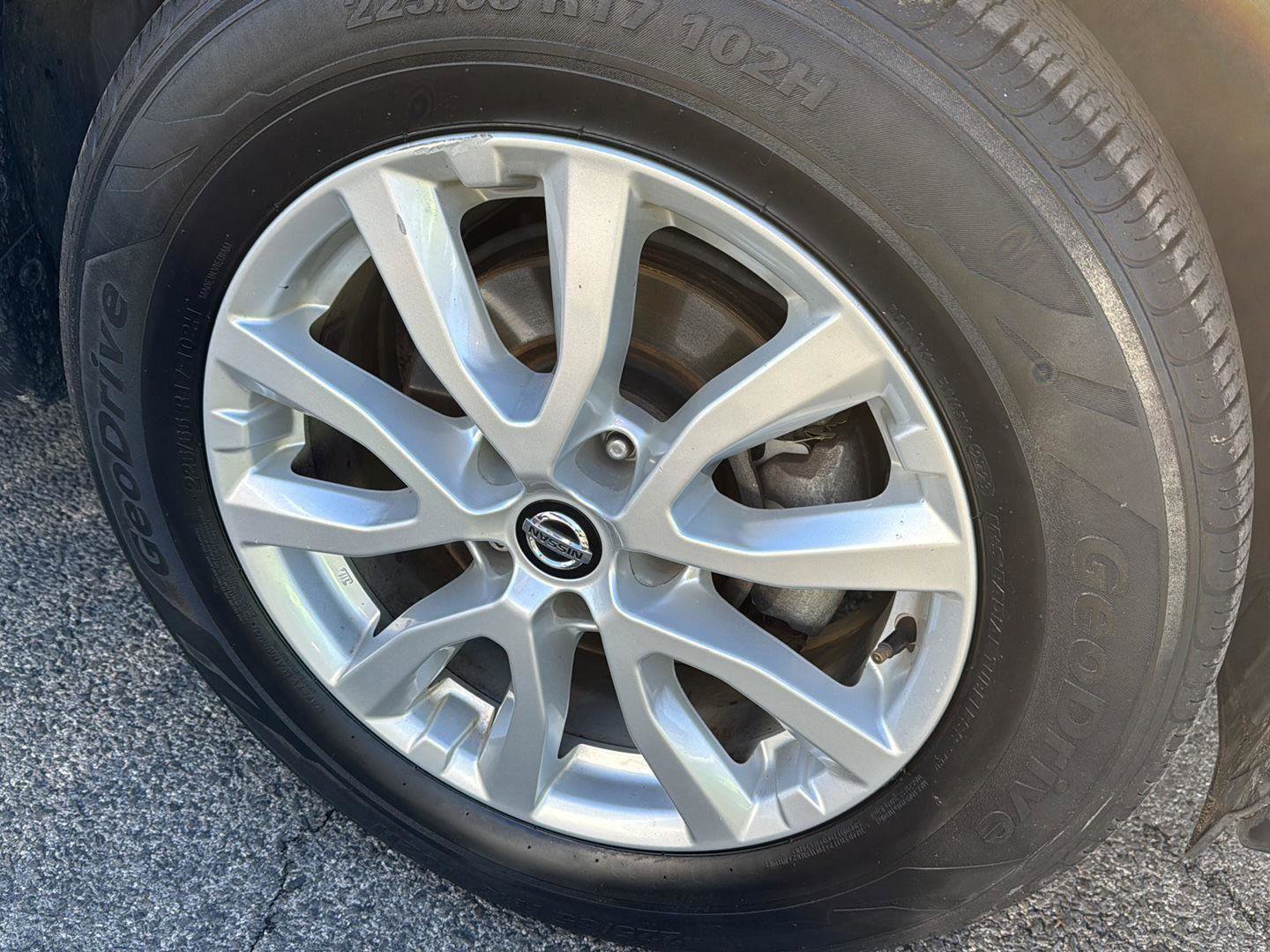 Used 2020 Nissan Rogue SV image 11