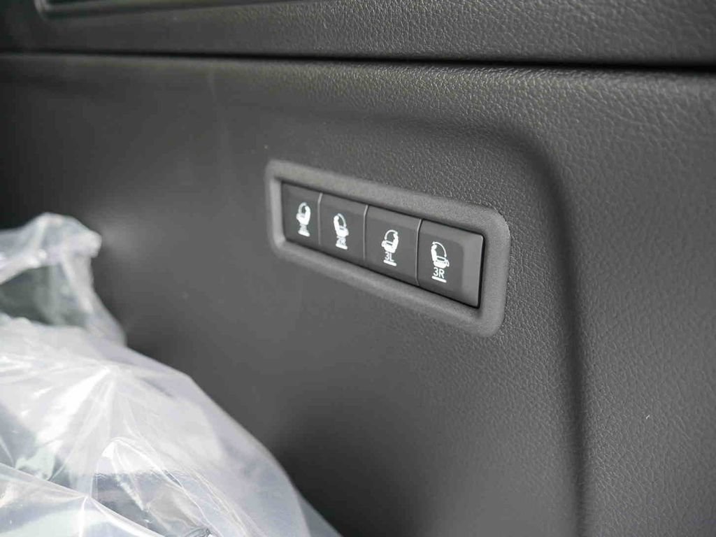 New 2025 Jeep Wagoneer L Series II w/ Convenience Group I AWD/4WD image 9