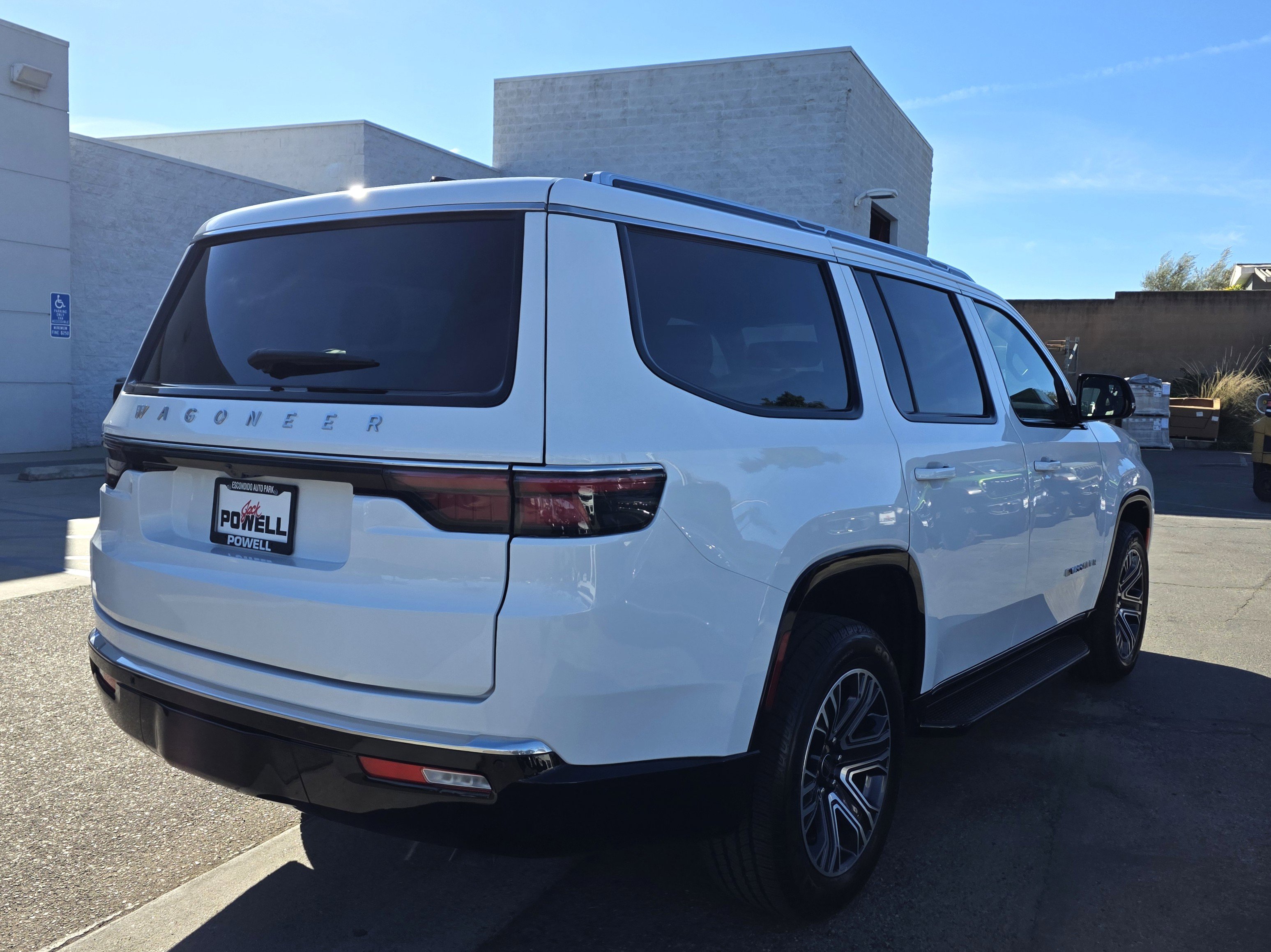 Certified 2025 Jeep Wagoneer Series II w/ 8-Passenger Seating Package image 5