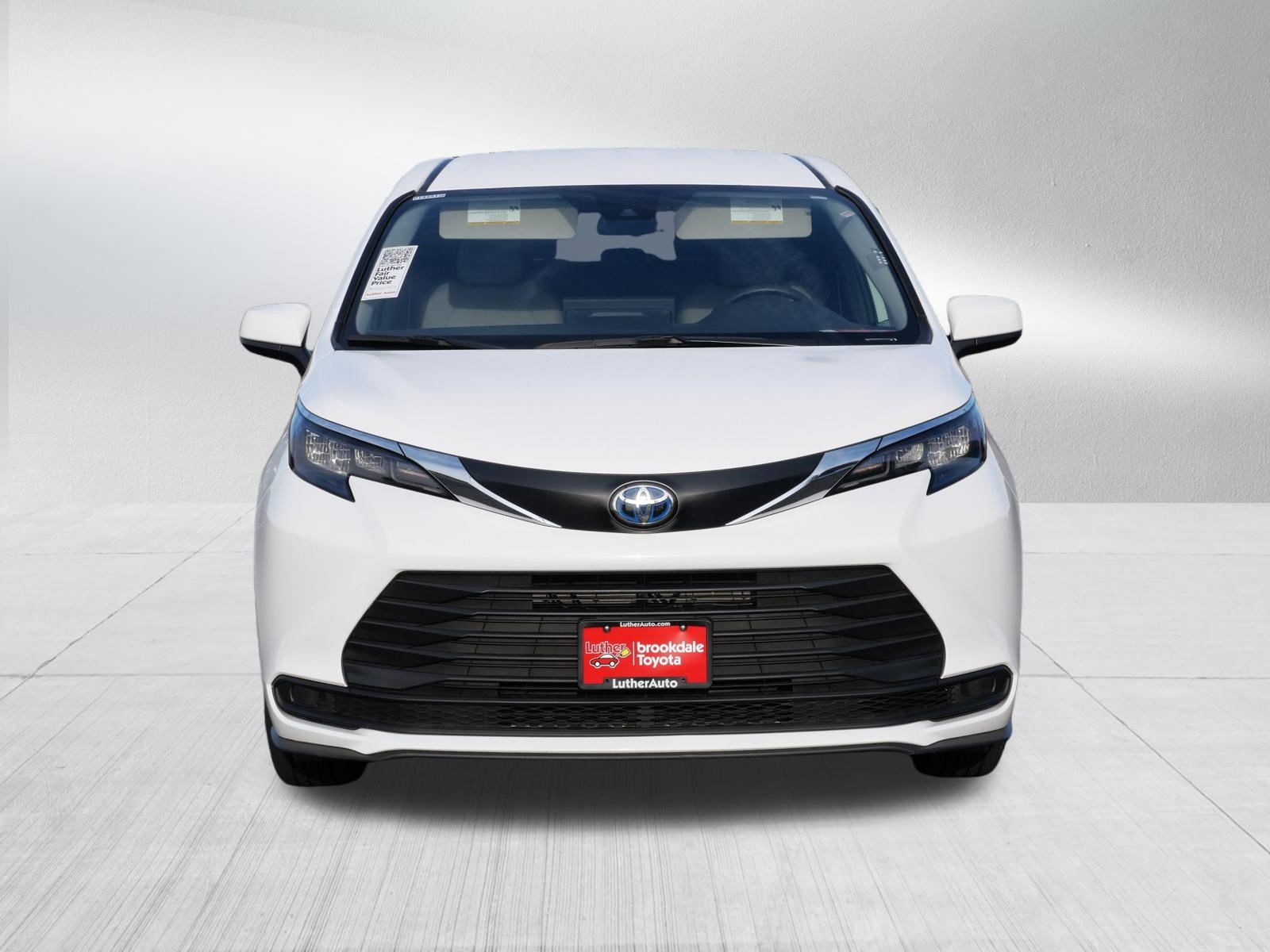 Certified 2025 Toyota Sienna LE AWD/4WD image 2