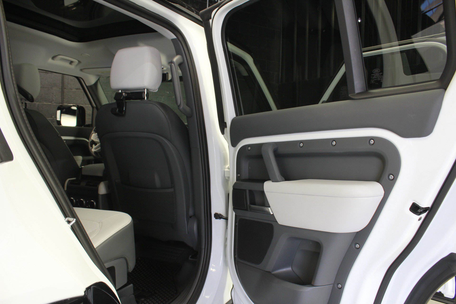 Used 2025 Land Rover Defender 110 X-Dynamic SE AWD/4WD image 46